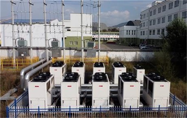 華天成(cheng)空氣(qi)能(néng)熱泵設(shè)備(bei)：學(xué)校供暖的(de)明智選擇